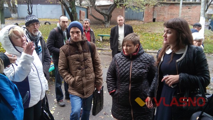 Ірма Крат і громадські активісти заселяють родину Мігальчинських у квартиру фото