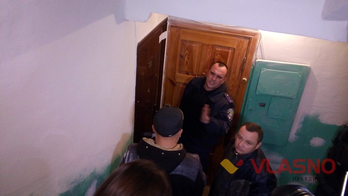 Ірма Крат і громадські активісти заселяють родину Мігальчинських у квартиру фото