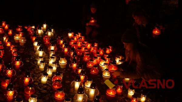 На День Усіх Святих у вінницькому парку запалили вогники пам'яті 