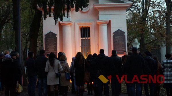 На День Усіх Святих у вінницькому парку запалили вогники пам'яті 