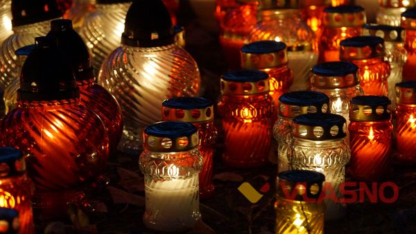 На День Усіх Святих у вінницькому парку запалили вогники пам'яті 