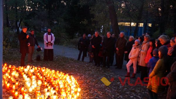 На День Усіх Святих у вінницькому парку запалили вогники пам'яті 
