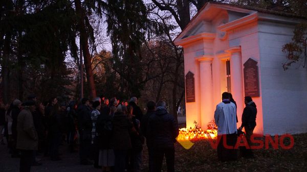 На День Усіх Святих у вінницькому парку запалили вогники пам'яті 