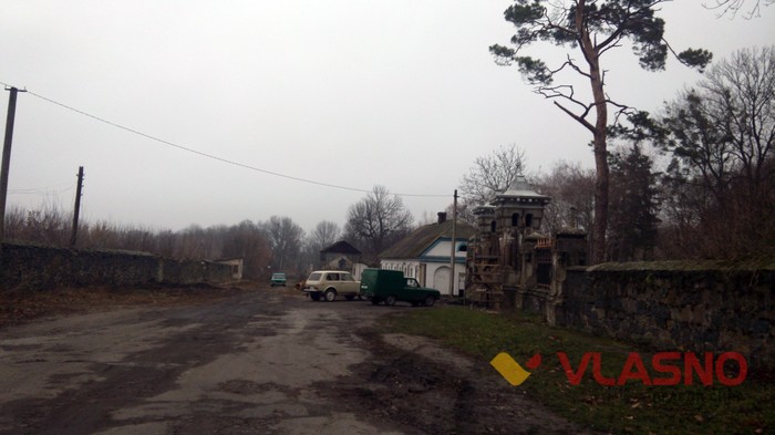 ворота в усипальниці Потоцького в селі Печера фото