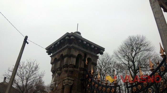 ворота в усипальниці Потоцького в селі Печера фото
