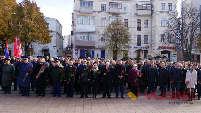 На честь Дня визволення України від німецьких загарбників вінничани поклали квіти до меморіалу Слави фото