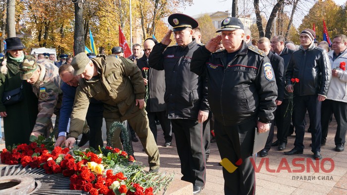 На честь Дня визволення України від німецьких загарбників вінничани поклали квіти до меморіалу Слави фото