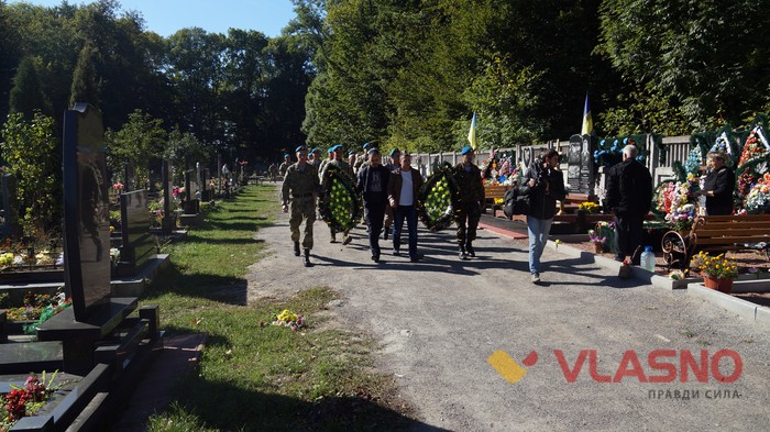 загиблих вінницьких кіборгів Сергія Зулінського і Леоніда Шевчука вшанували їх пам'ять на Центральному міському кладовищі фото