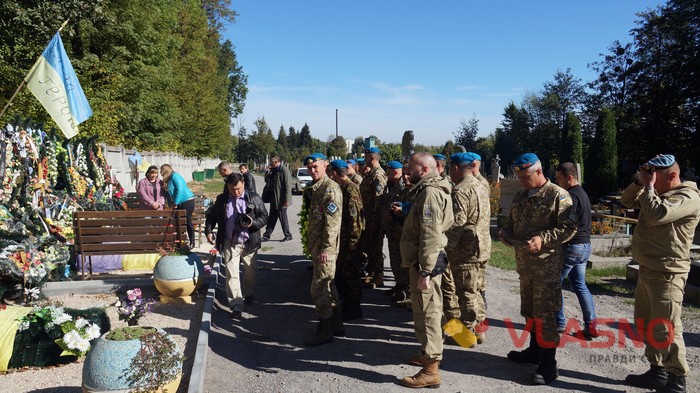 загиблих вінницьких кіборгів Сергія Зулінського і Леоніда Шевчука вшанували їх пам'ять на Центральному міському кладовищі фото