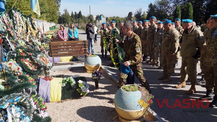 загиблих вінницьких кіборгів Сергія Зулінського і Леоніда Шевчука вшанували їх пам'ять на Центральному міському кладовищі фото