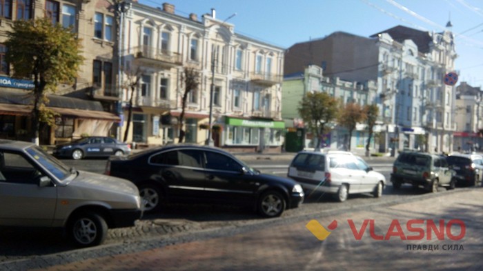 автомобілі на Соборній у Вінниці фото