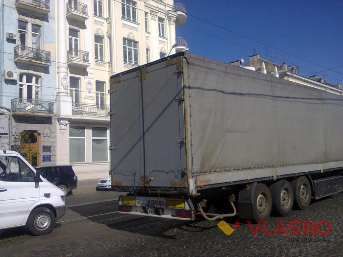 автомобілі на Соборній у Вінниці фото