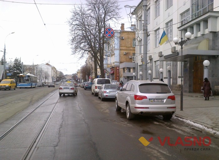 автомобілі на Соборній у Вінниці фото
