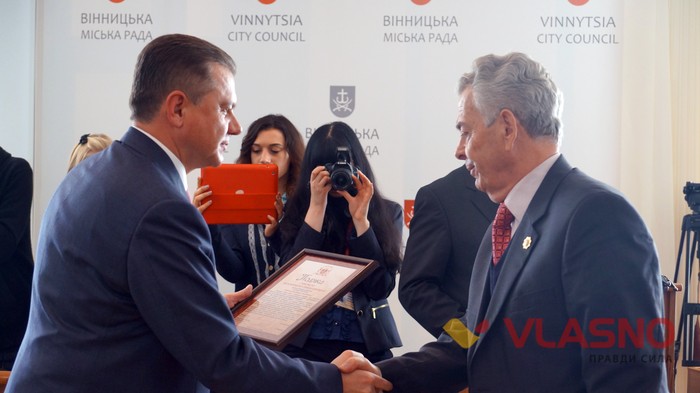 вручення іменних відзнак із зображенням великого гербу Вінниці фото