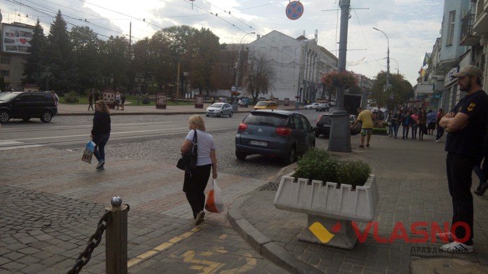 порушення руху автомобілів на Соборній у Вінниці фото