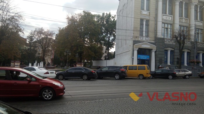 порушення руху автомобілів на Соборній у Вінниці фото