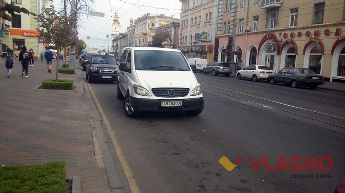 порушення руху автомобілів на Соборній у Вінниці фото