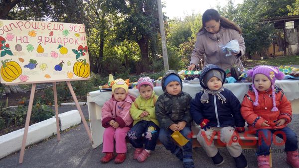 Малюки з вінницького дитсадка купили солдатам бензопилку