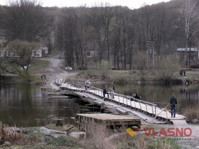 пішохідний міст на річці Південний Буг фото