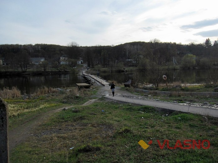 пішохідний міст на річці Південний Буг фото