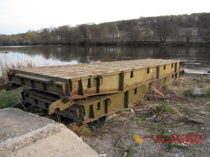 пішохідний міст на річці Південний Буг фото
