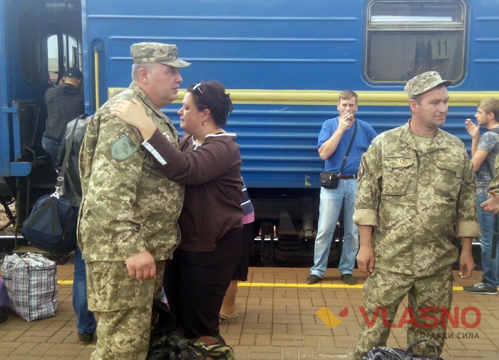 зустріч військових із зони АТО на вінницькому вокзалі фото