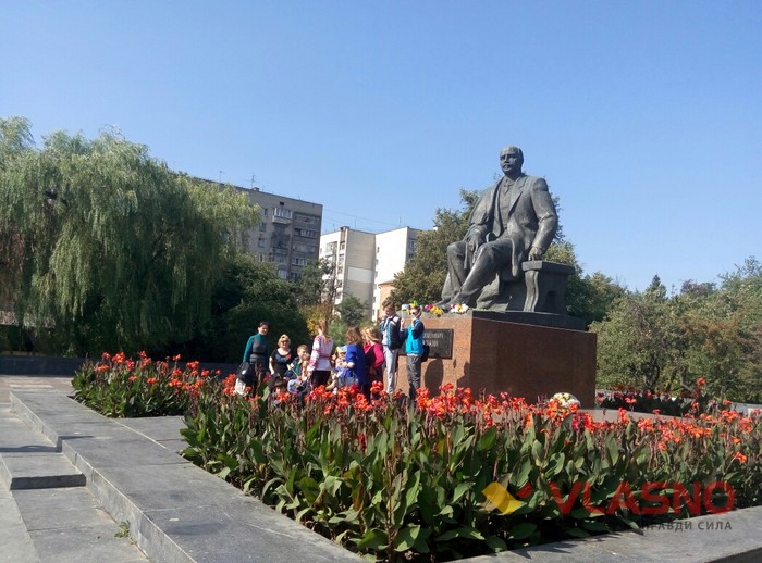 акція біля пам'ятника Коцюбинському у Вінниці фото