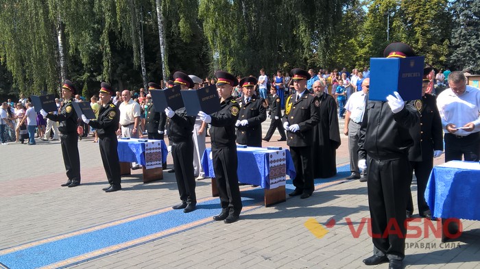 присяга першокурсників Вищого професійного училища Львівського державного університету у Вінниці фото