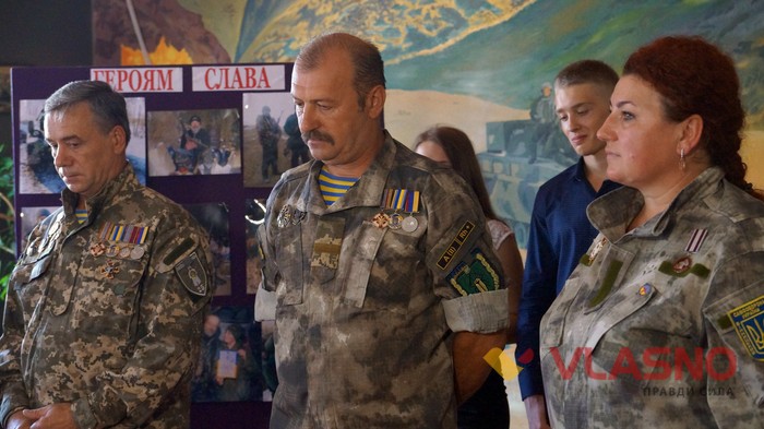 у Вінницькій школі №11 відбулось відкриття стенду вшанування Тараса Сича фото