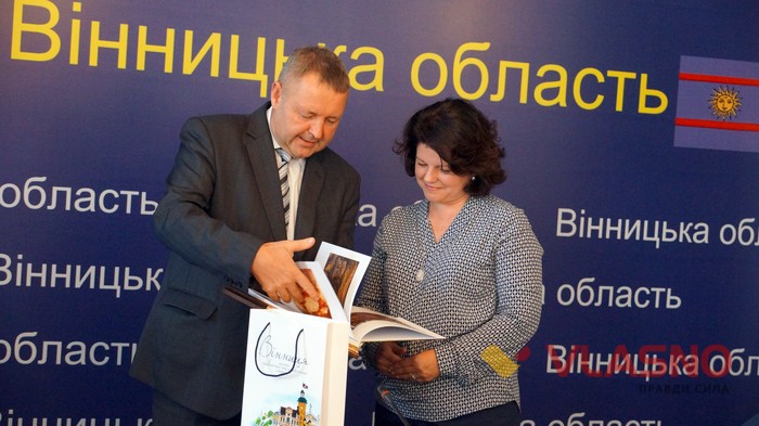 посол Латвії Аргіта Даудзе та Андрій Рева у Вінниці фото