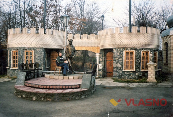 розбита статуя Остапа Бендера у селі Комарів фото
