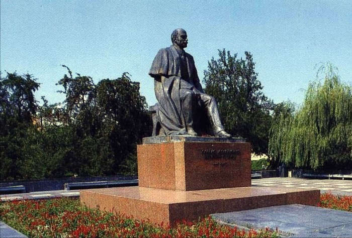 памятник Михайлу Коцюбинському у Вінниці фото