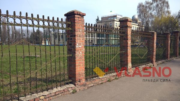 Паркан вінницького палацу дітей та юнацтва виготовили з відходів