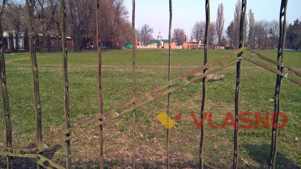 Паркан вінницького палацу дітей та юнацтва виготовили з відходів
