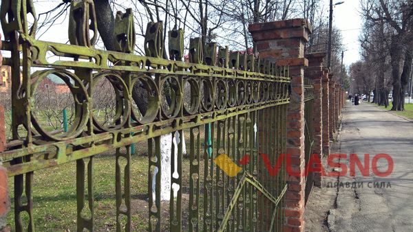 Паркан вінницького палацу дітей та юнацтва виготовили з відходів