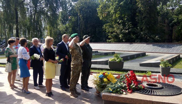 покладання квітів фото