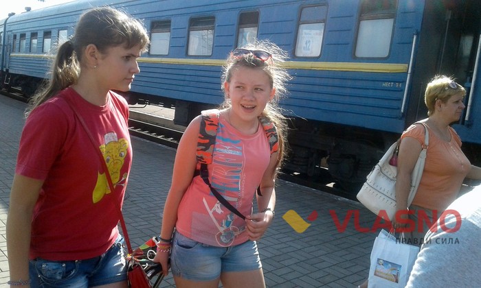 діти-переселенці з Красногорівки Поліна і Надя фото