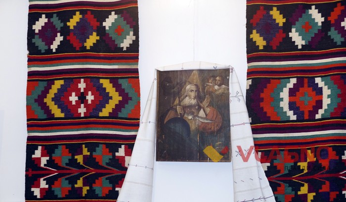 колекція трипільського посуду та вишиванок фото