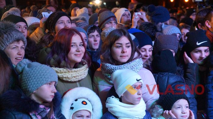 http://vlasno.info/suspilstvo/8/dozvillya/item/15559-vinnychan-sviatyi-mykolai-pryvitav-cherez-liuk-limuzyna-foto-video