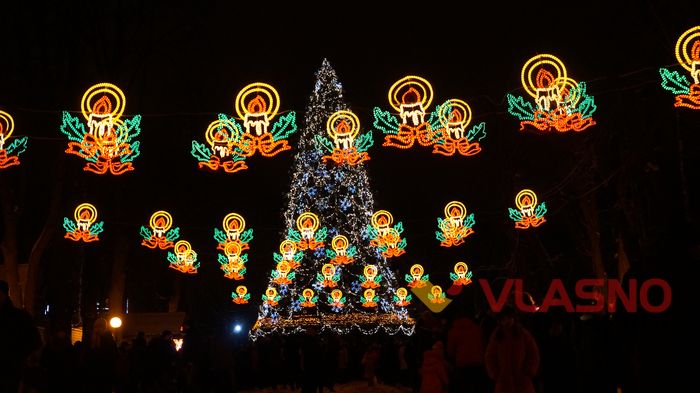 http://vlasno.info/suspilstvo/8/dozvillya/item/15559-vinnychan-sviatyi-mykolai-pryvitav-cherez-liuk-limuzyna-foto-video