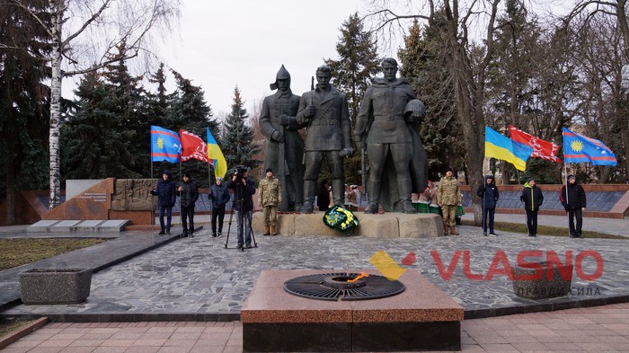 поеладання квітів до меморіалу Небесної Сотні у Вінниці фото