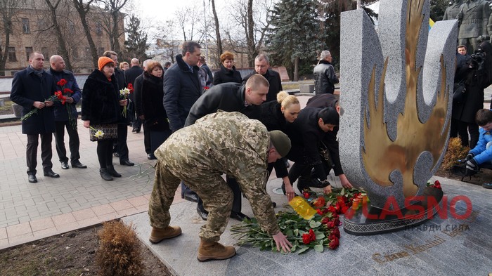 поеладання квітів до меморіалу Небесної Сотні у Вінниці фото