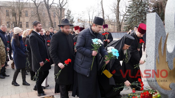 поеладання квітів до меморіалу Небесної Сотні у Вінниці фото