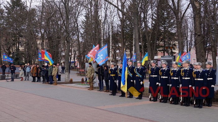 поеладання квітів до меморіалу Небесної Сотні у Вінниці фото