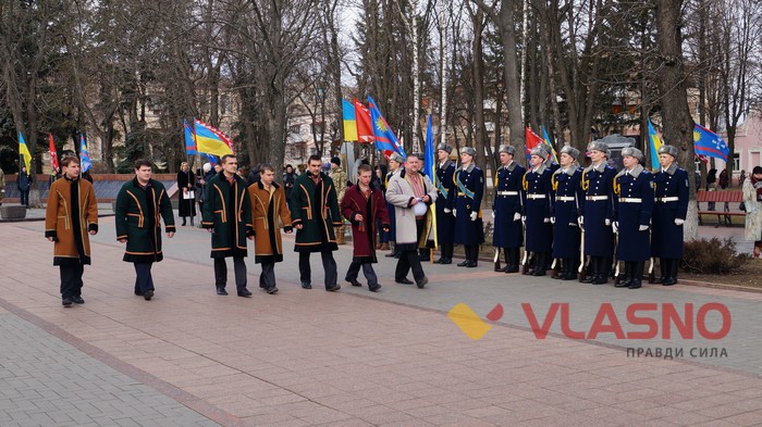 поеладання квітів до меморіалу Небесної Сотні у Вінниці фото