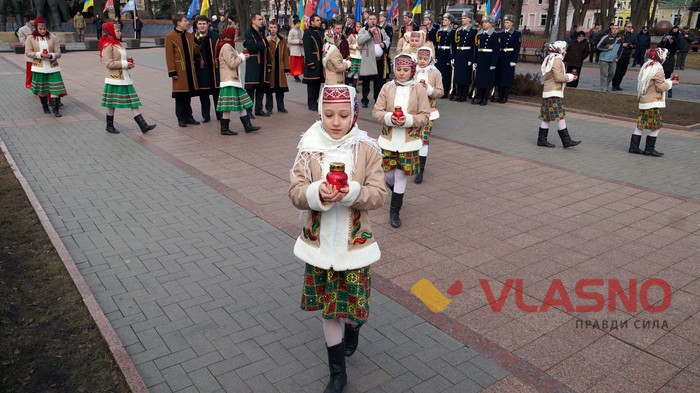 поеладання квітів до меморіалу Небесної Сотні у Вінниці фото