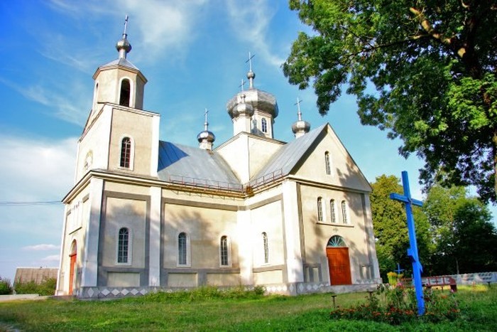 церква у селі Сальниця фото