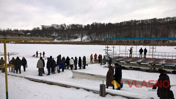 купання на Водохреща біля ставки Ворошилова у Вінниці фото