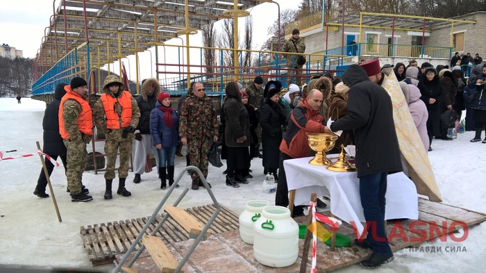 купання на Водохреща біля ставки Ворошилова у Вінниці фото