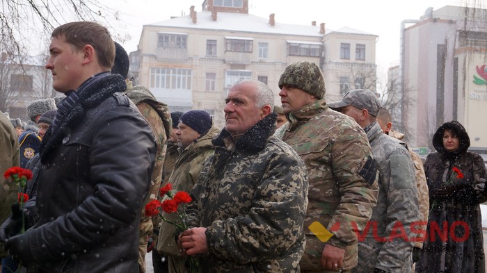 покладання квітів до памятнику Героям Небесної сотні у Вінниці фото